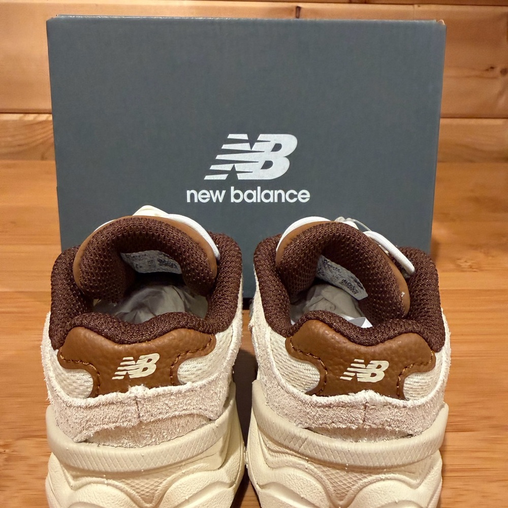New Balance 9060 Bungee Infant Size 3 Sneakers Breakfast Brown/Beige - Picture 2 of 9